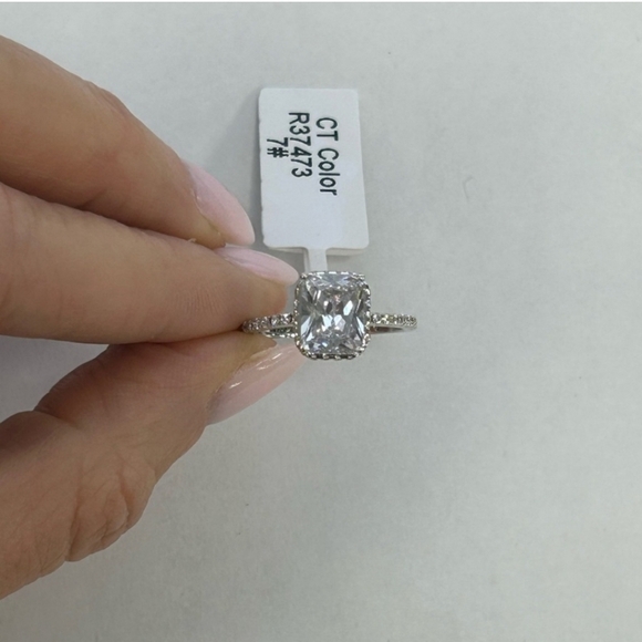🔹Suzy Levian🔹️ Sterling Silver White Radiant Cut CZ Engagement Ring NWT Size 7 - Picture 3 of 5